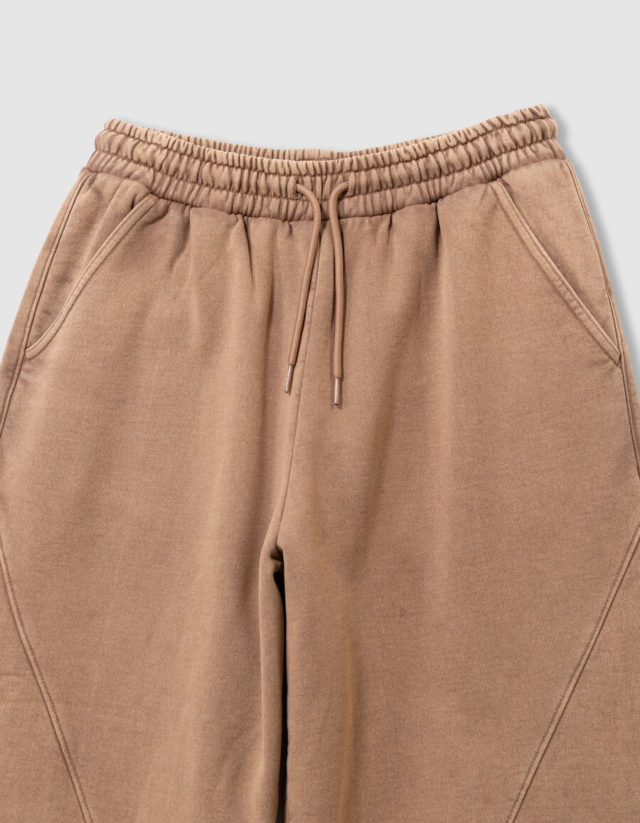 camelfarbene jogginghose für jungen mit platzierten nähten