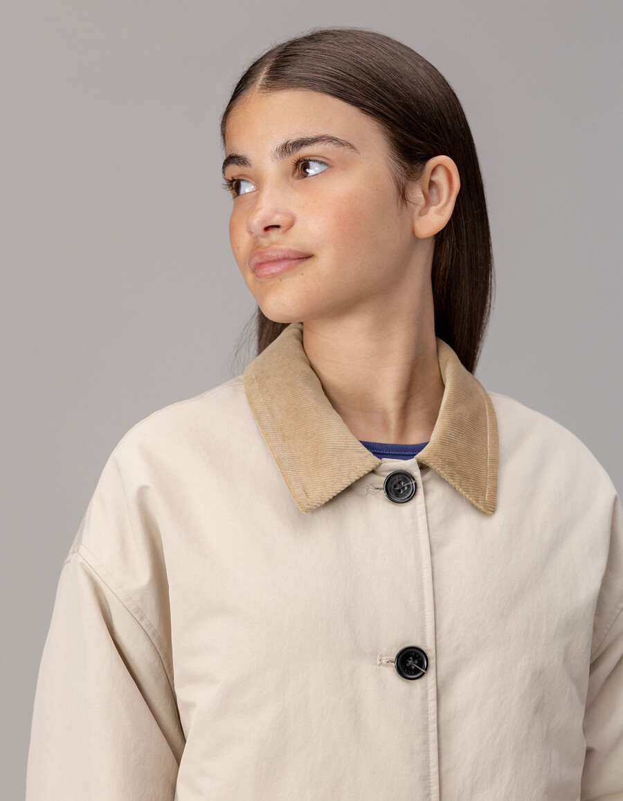 beigefarbener trenchcoat für mädchen mit samtkragen