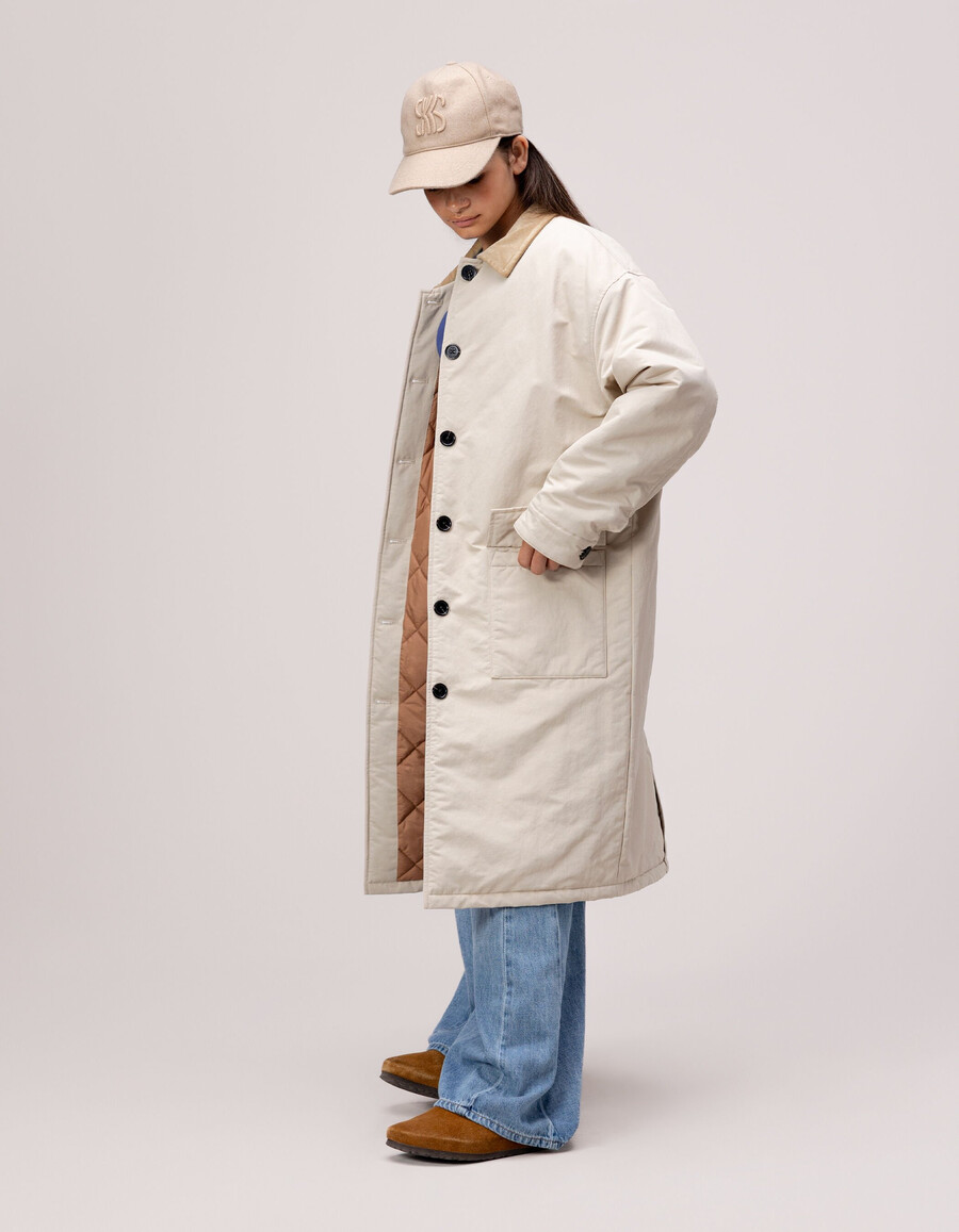 beigefarbener trenchcoat für mädchen mit samtkragen