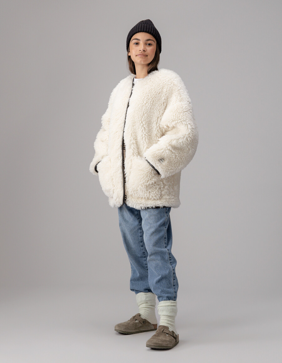 beige karierter und wendbarer mädchenmantel aus sherpa-fleece