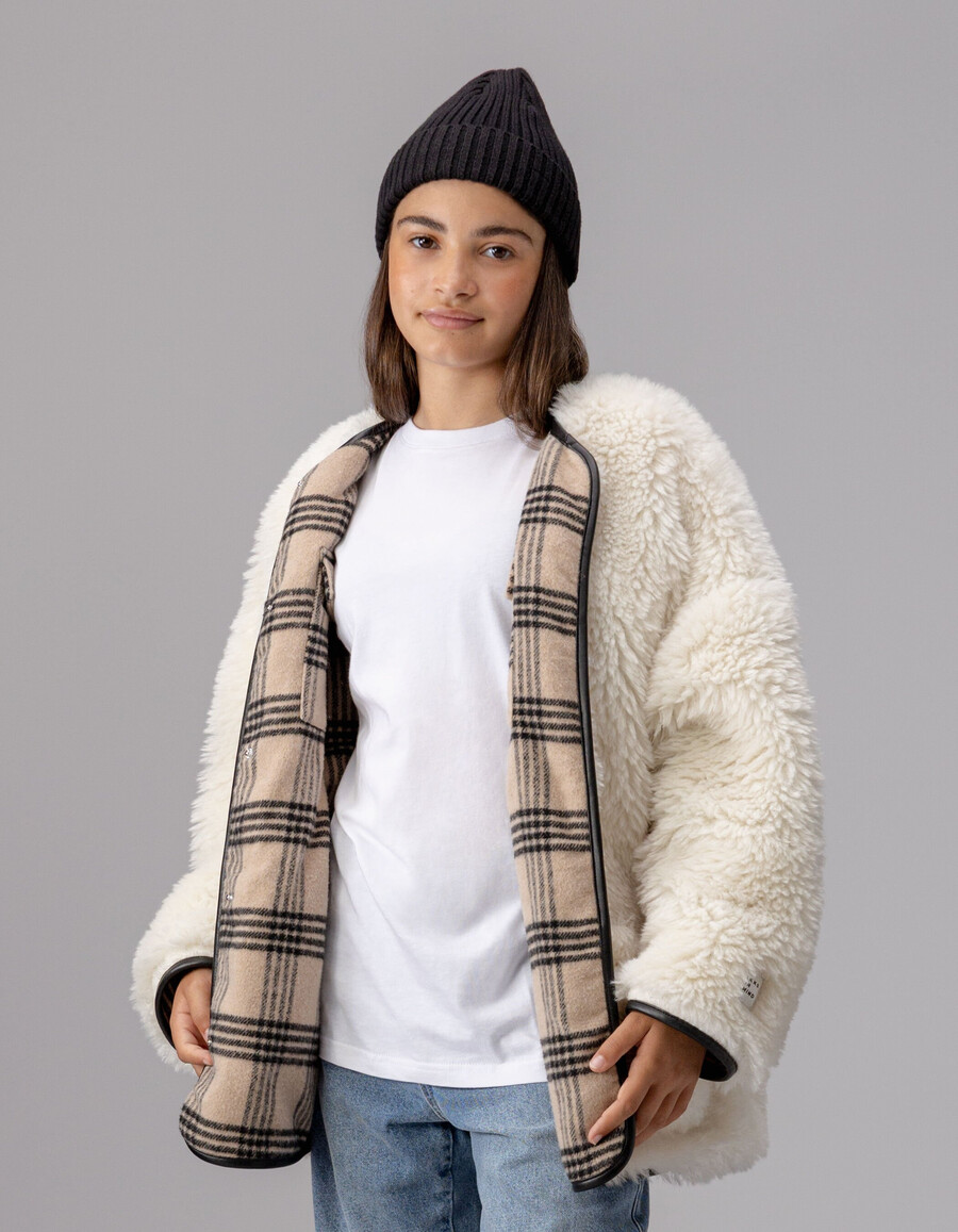 beige karierter und wendbarer mädchenmantel aus sherpa-fleece