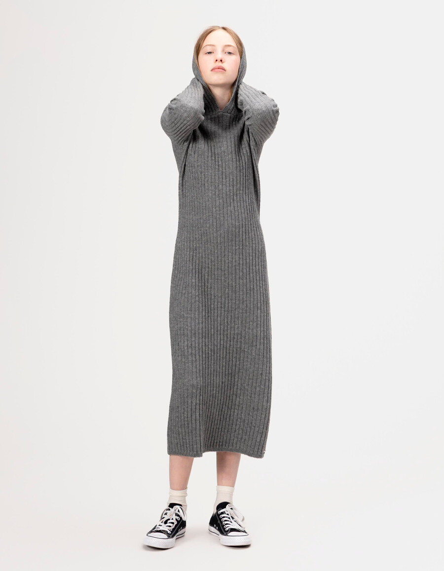 graues geripptes strickkleid mit kapuze für mädchen