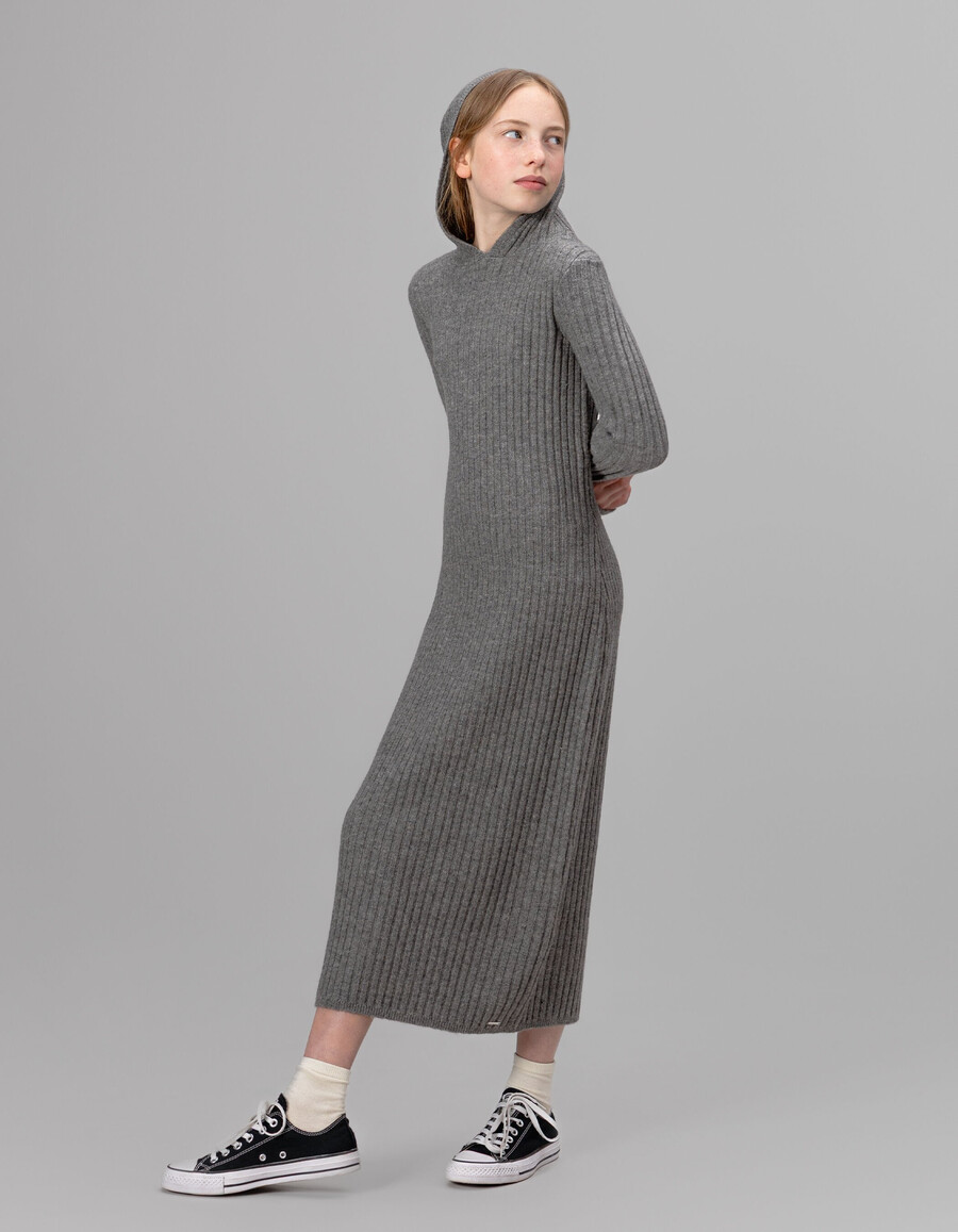 graues geripptes strickkleid mit kapuze für mädchen