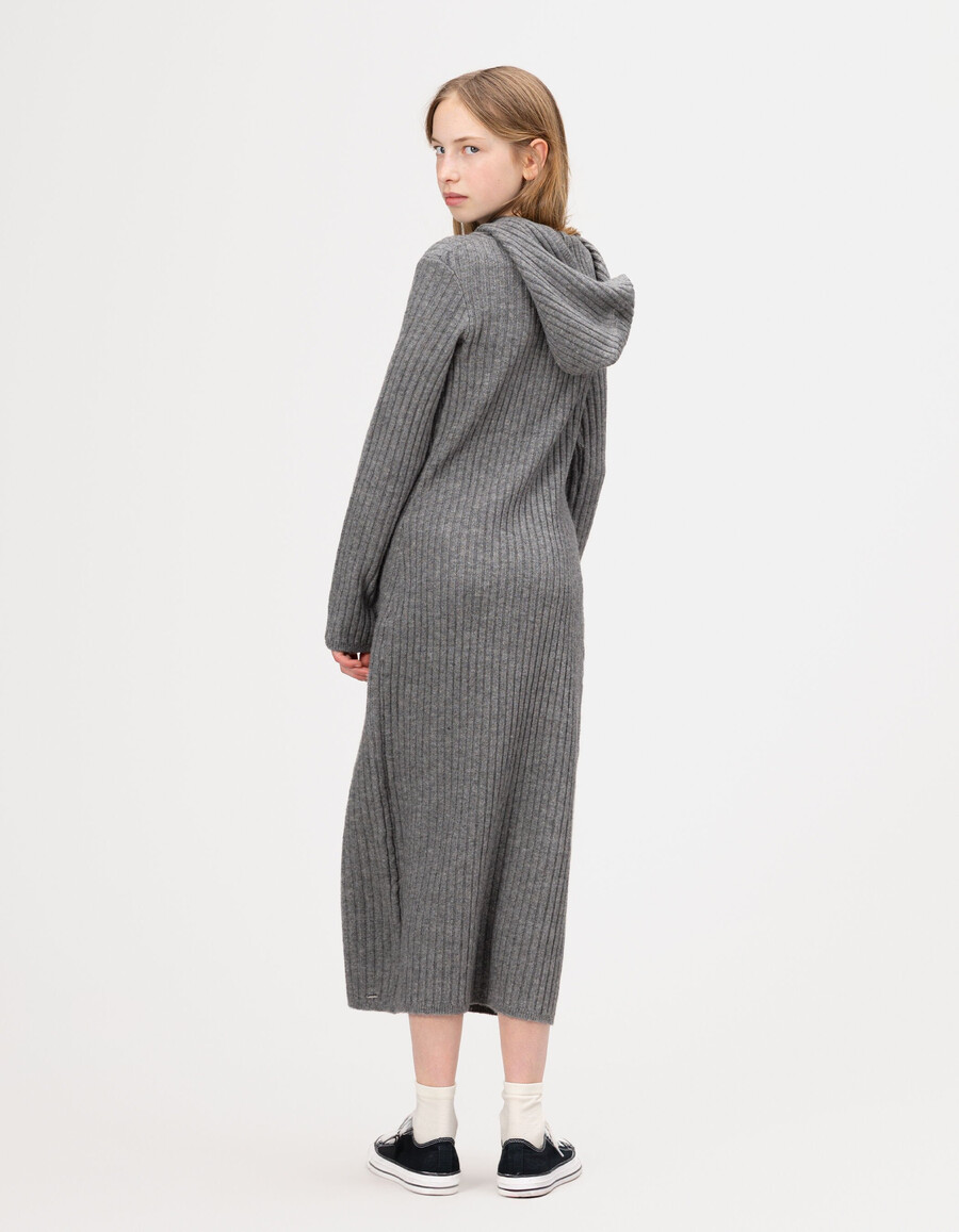 graues geripptes strickkleid mit kapuze für mädchen