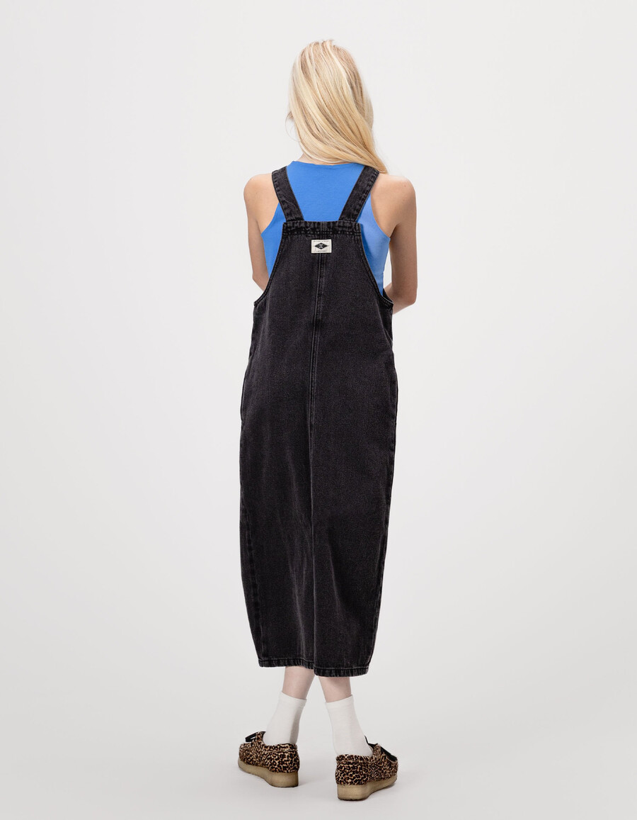 graues jeans-latzkleid mit schlitz für mädchen