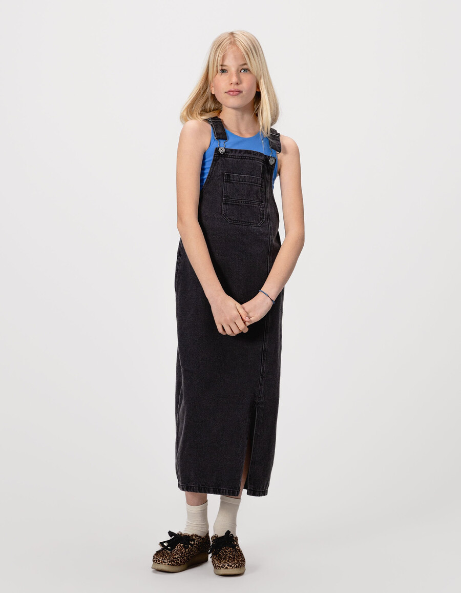 graues jeans-latzkleid mit schlitz für mädchen