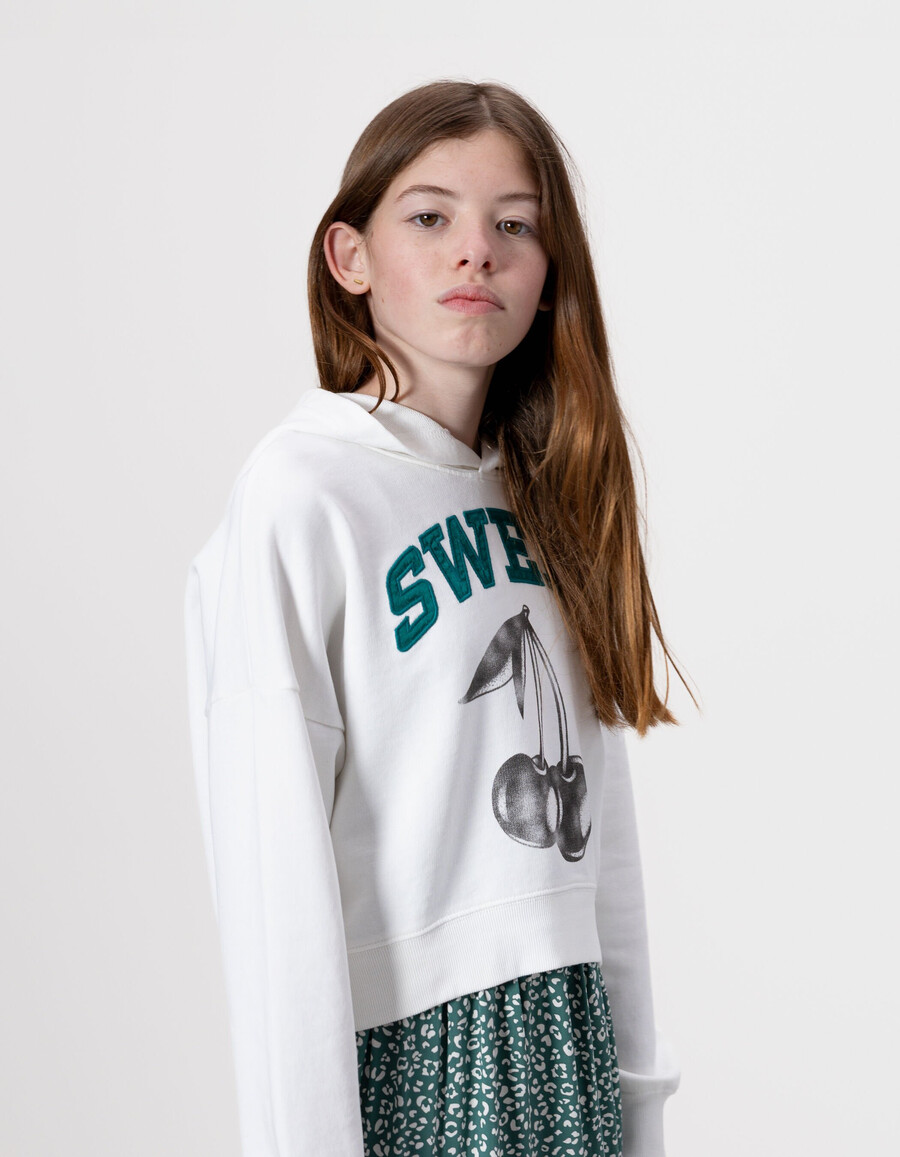 weißer mädchen-hoodie mit gesticktem slogan