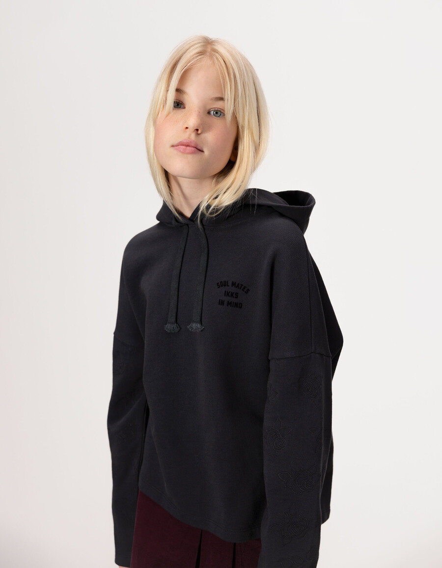 grauer mädchen-hoodie mit bestickten ärmeln