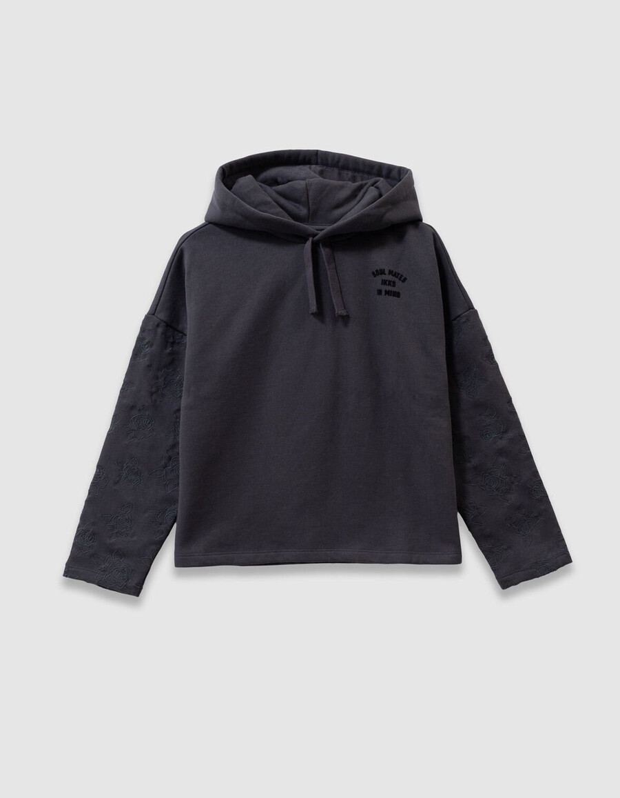grauer mädchen-hoodie mit bestickten ärmeln