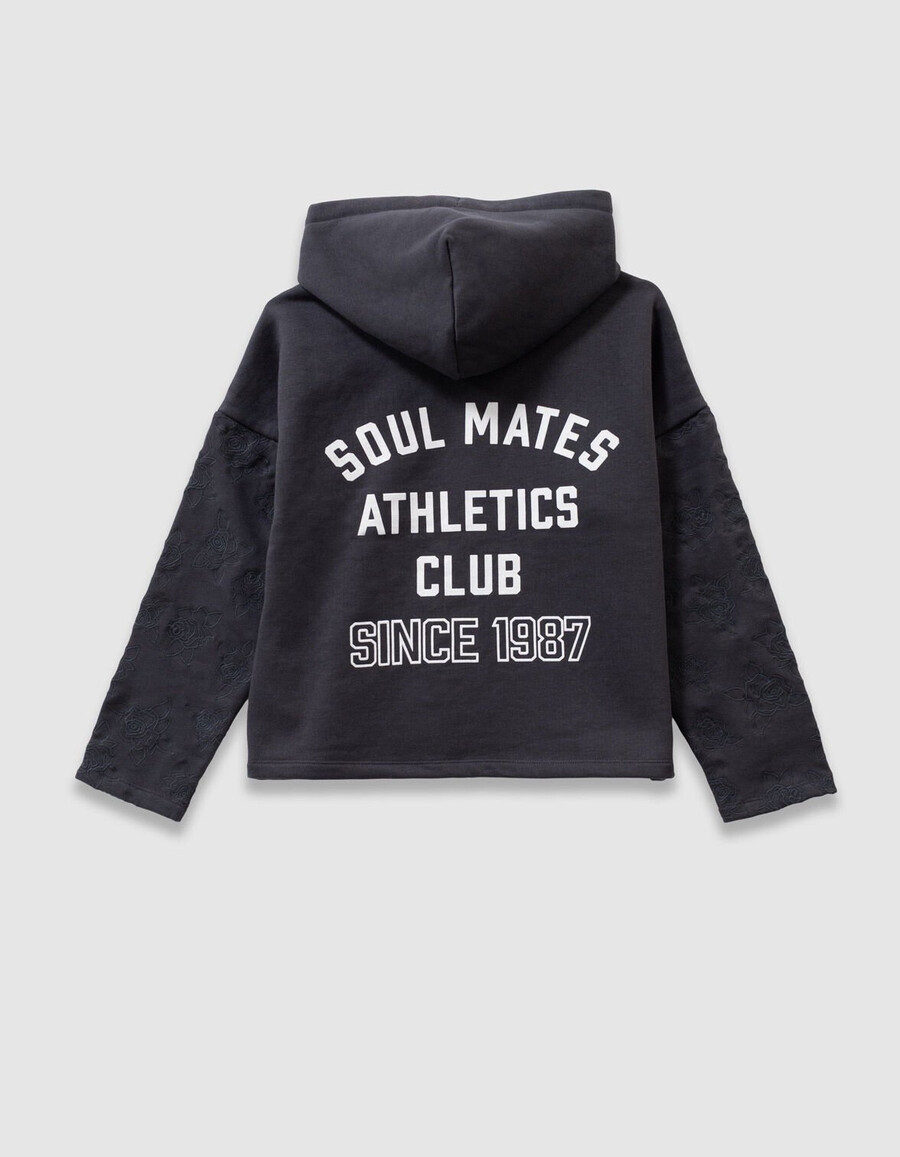 grauer mädchen-hoodie mit bestickten ärmeln