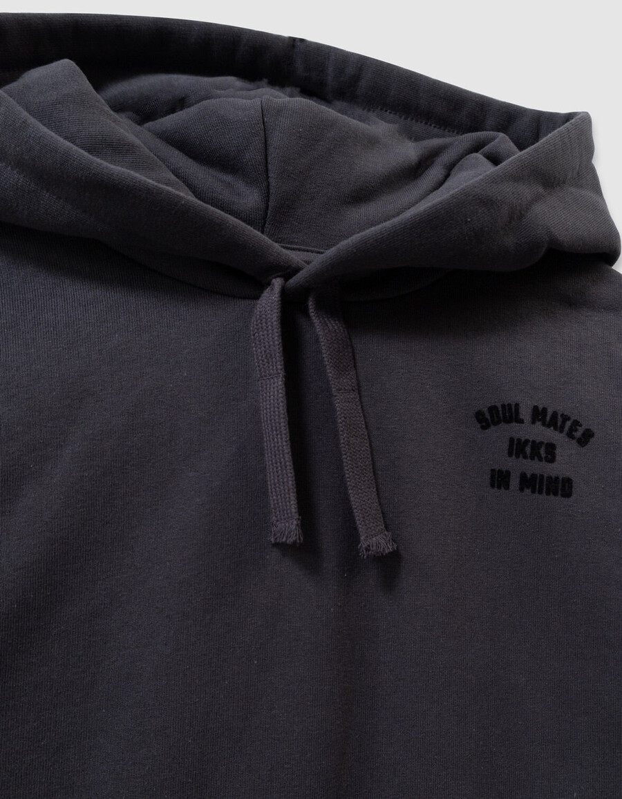 grauer mädchen-hoodie mit bestickten ärmeln