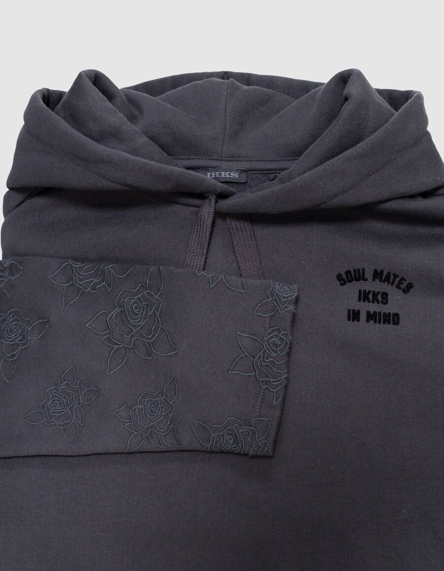 grauer mädchen-hoodie mit bestickten ärmeln