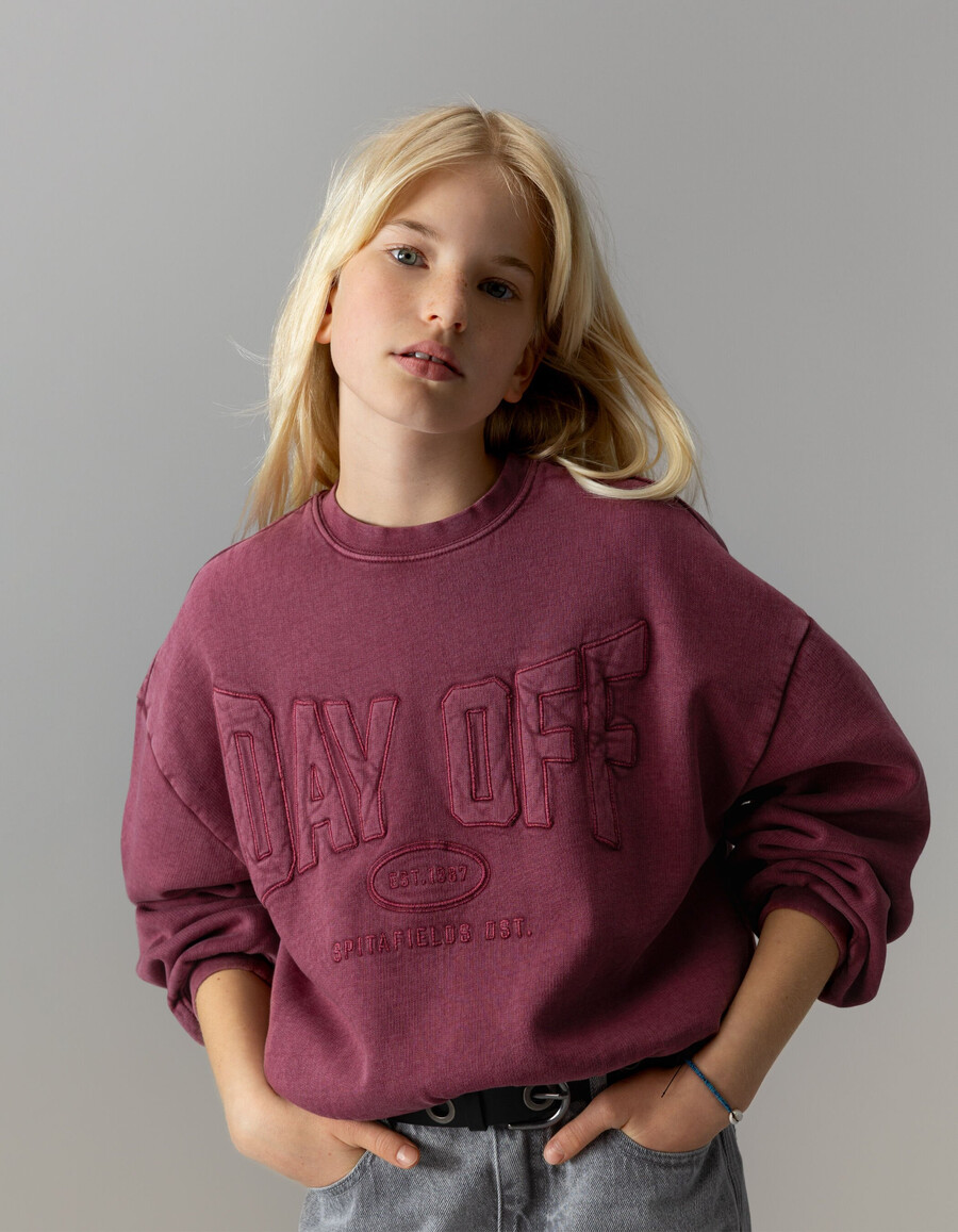mädchen-sweatshirt in burgunderrot mit gesticktem xl-schriftzug