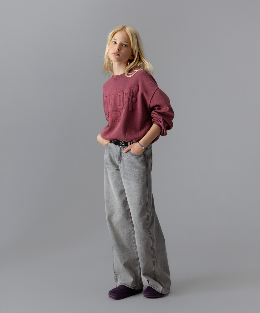 mädchen-sweatshirt in burgunderrot mit gesticktem xl-schriftzug