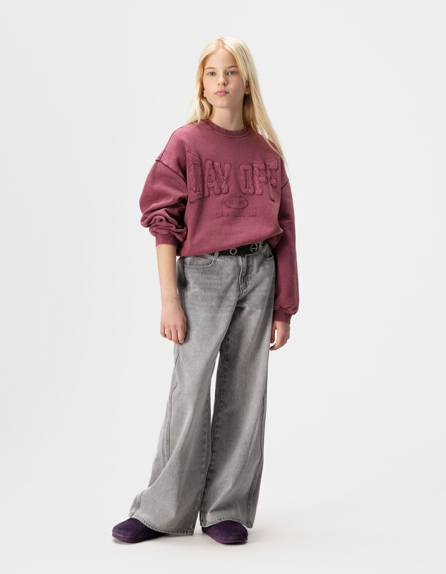 mädchen-sweatshirt in burgunderrot mit gesticktem xl-schriftzug