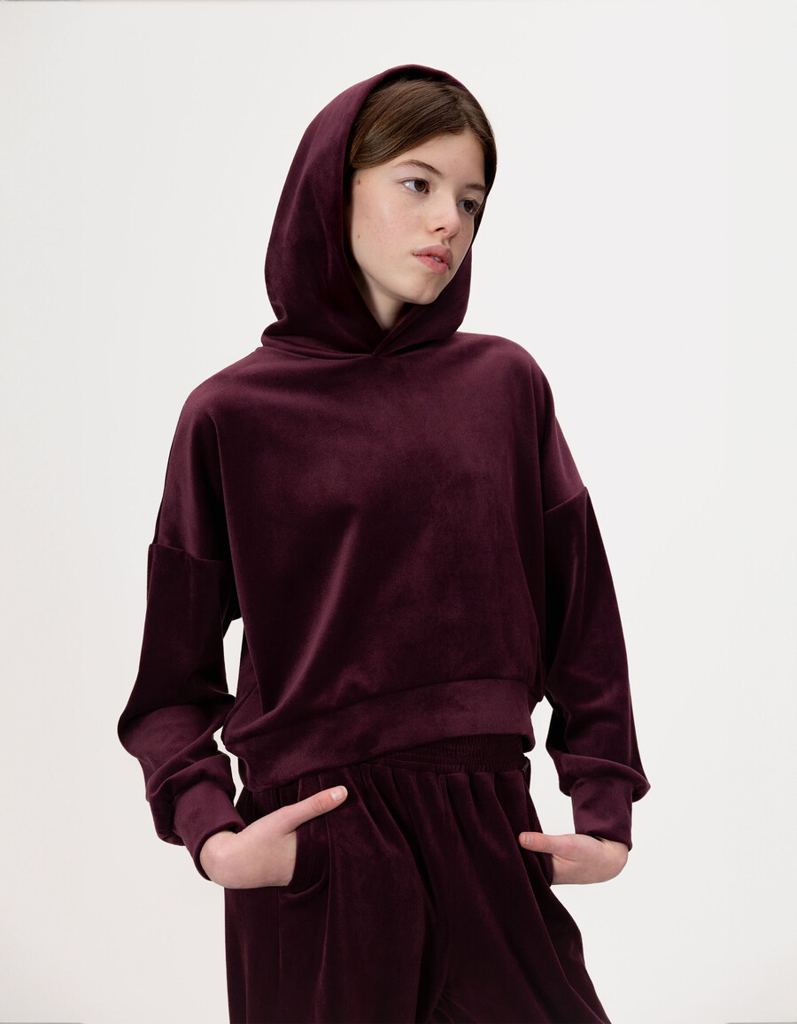 mädchen-kapuzenpullover aus burgunderfarbenem samt