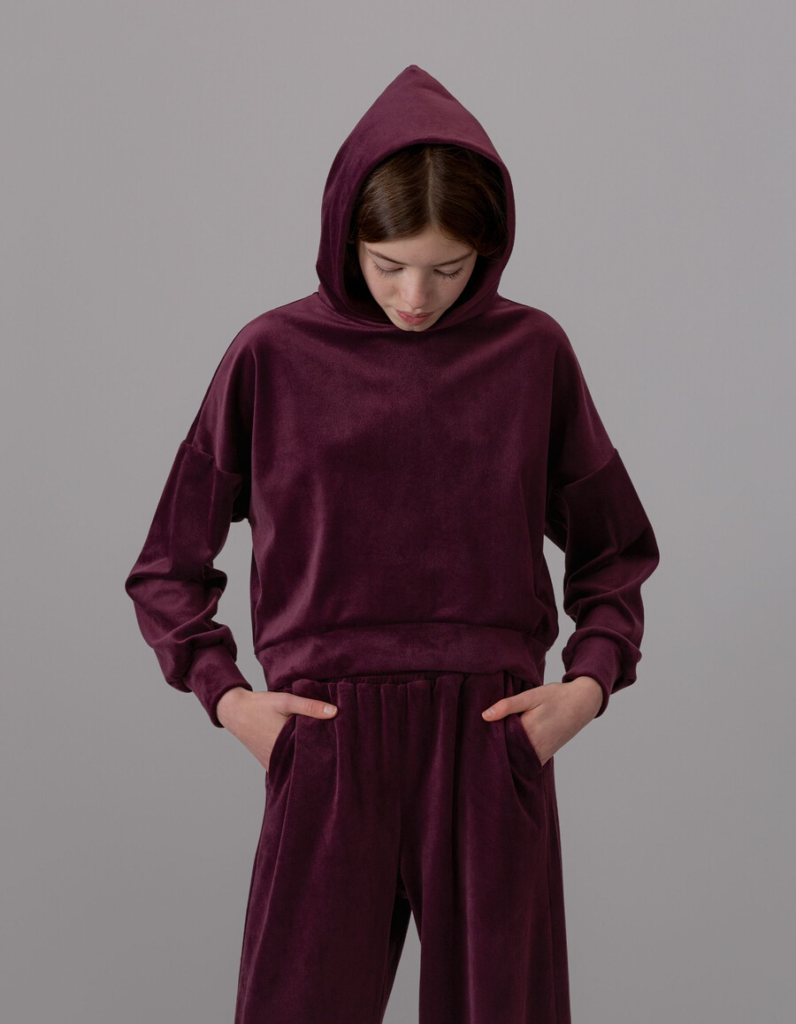 mädchen-kapuzenpullover aus burgunderfarbenem samt