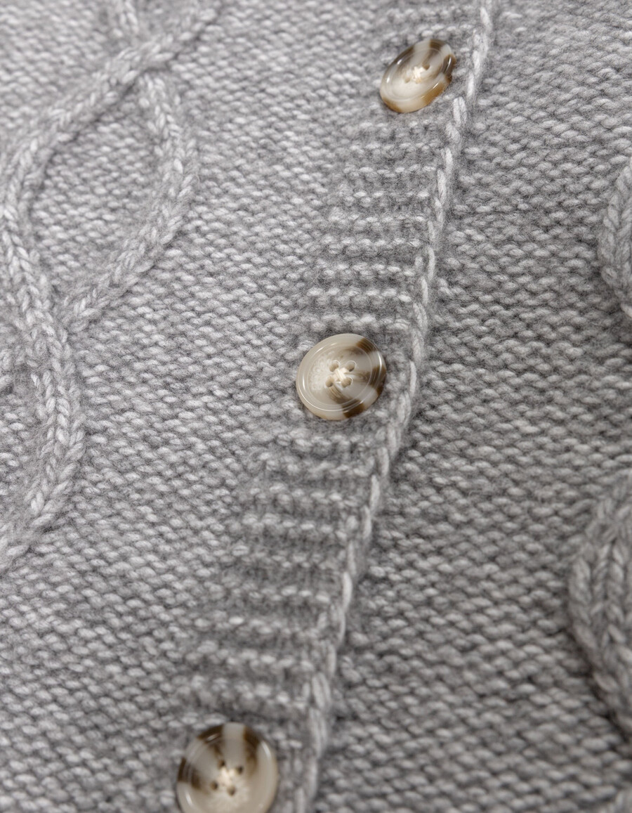 grauer ärmelloser zopfstrick-cardigan für mädchen