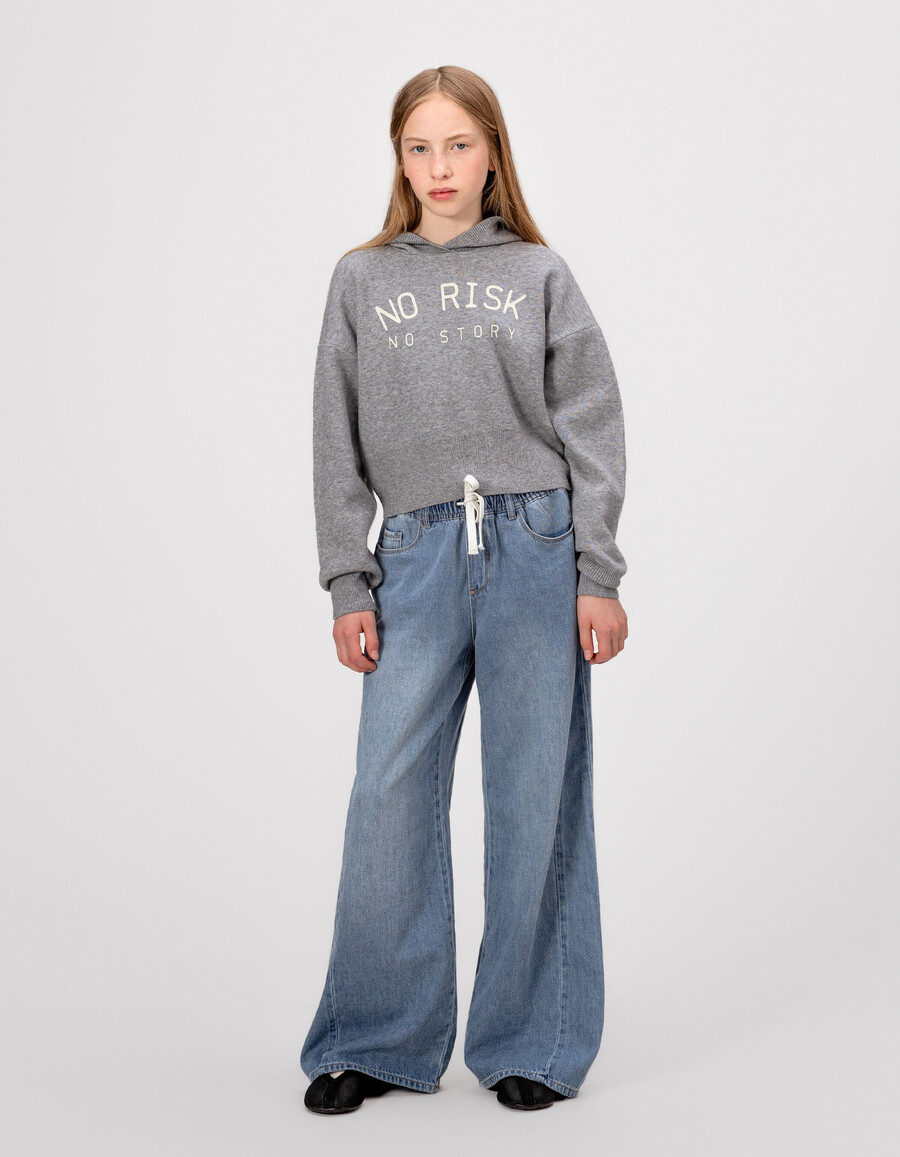grauer strickhoodie für mädchen mit slogan