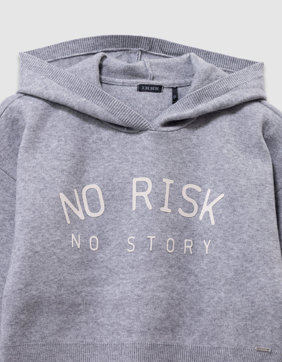 grauer strickhoodie für mädchen mit slogan