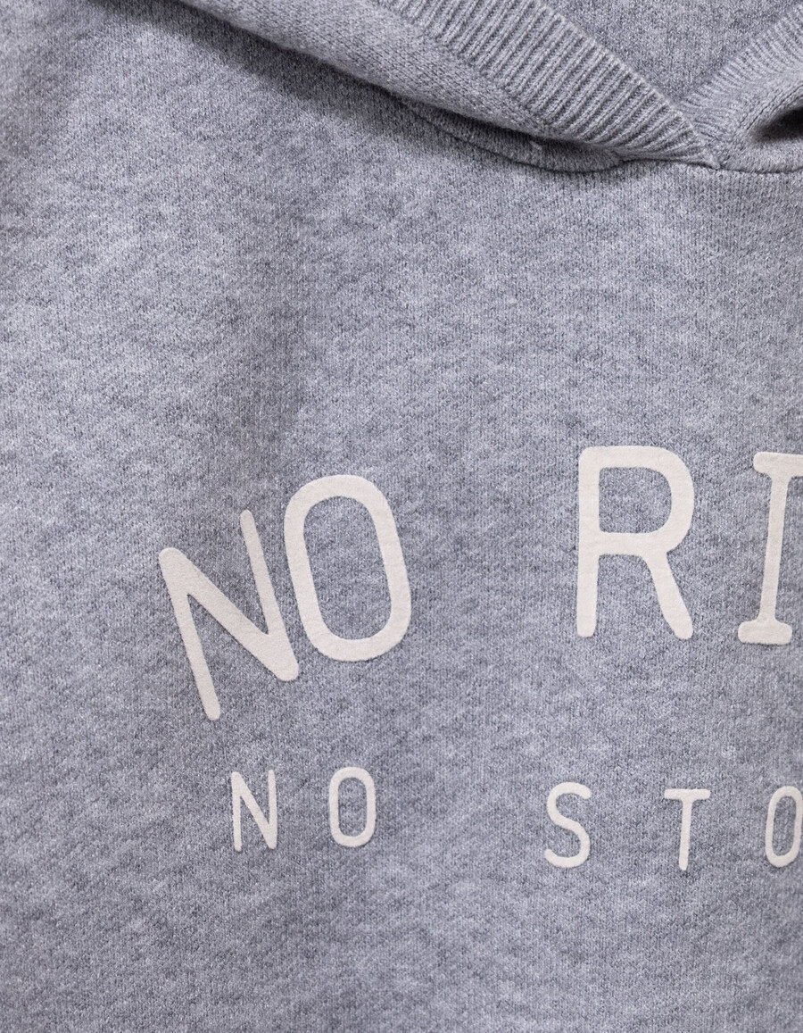 grauer strickhoodie für mädchen mit slogan
