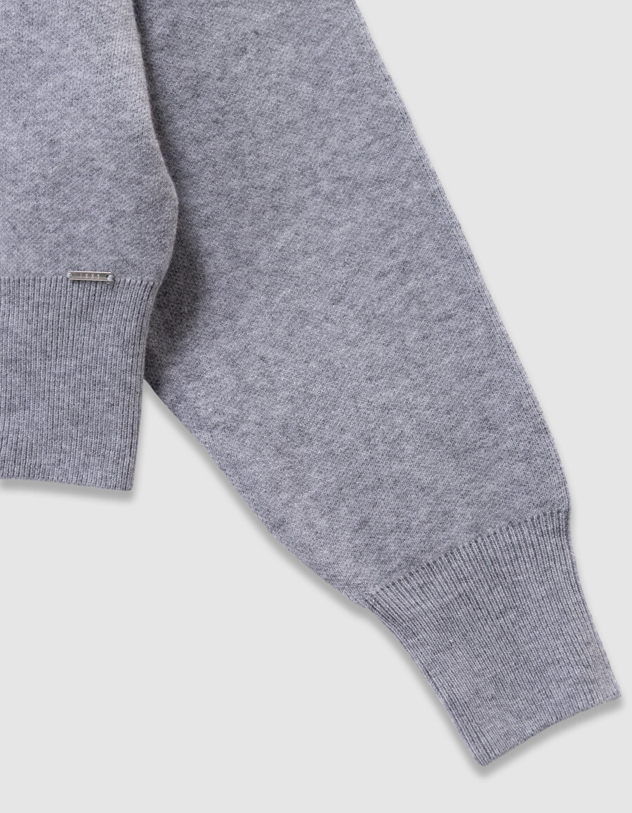 grauer strickhoodie für mädchen mit slogan