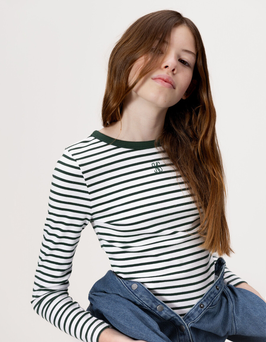 mädchen-langarmshirt mit grünen und weißen streifen