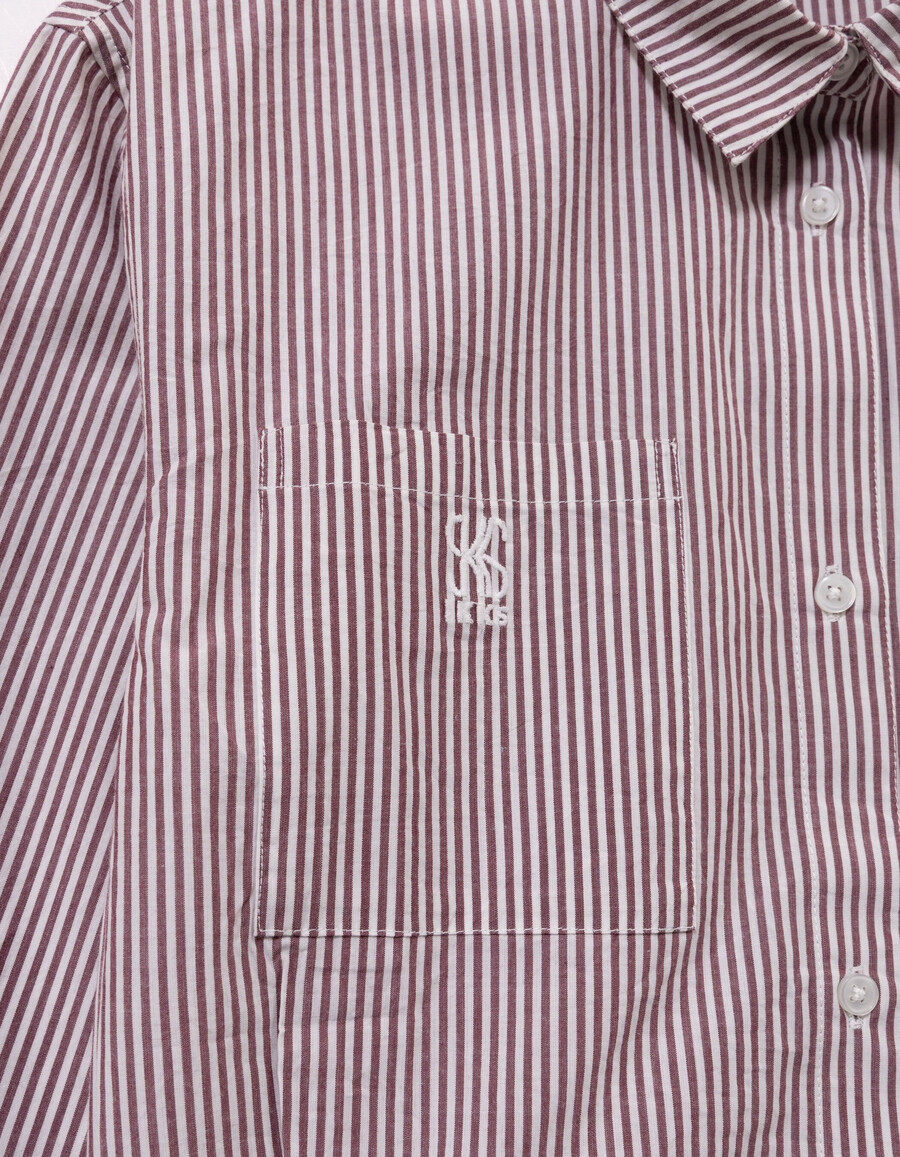 mädchen-cropshirt mit burgunderfarbenen streifen