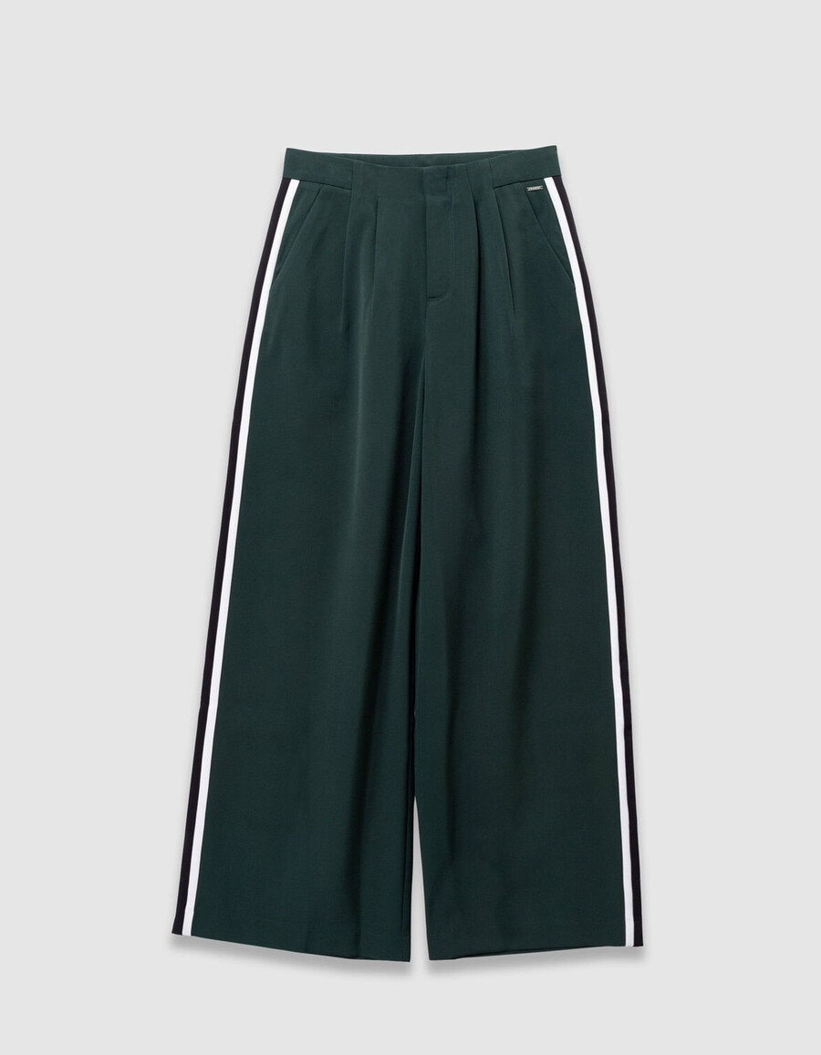 grüne fließende mädchenhose mit gestreiften seitenstreifen