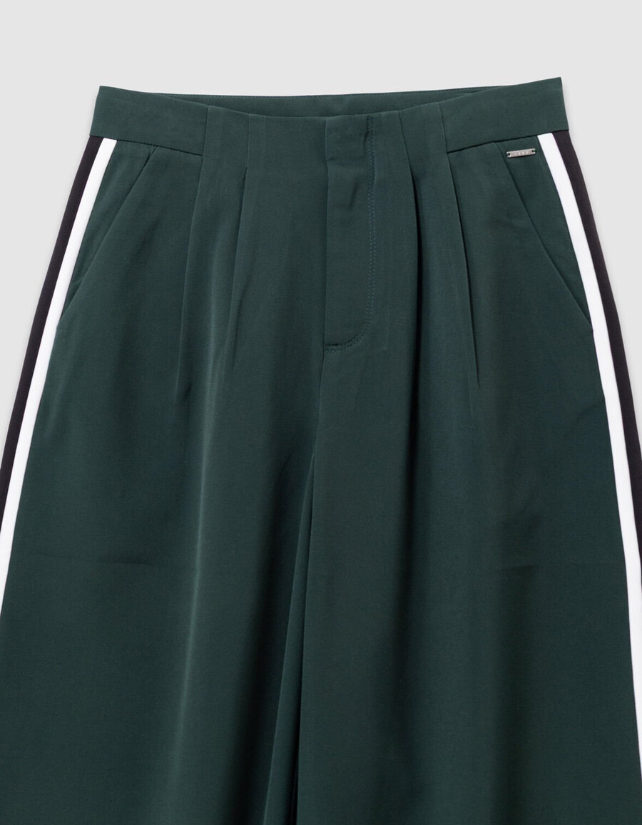 grüne fließende mädchenhose mit gestreiften seitenstreifen