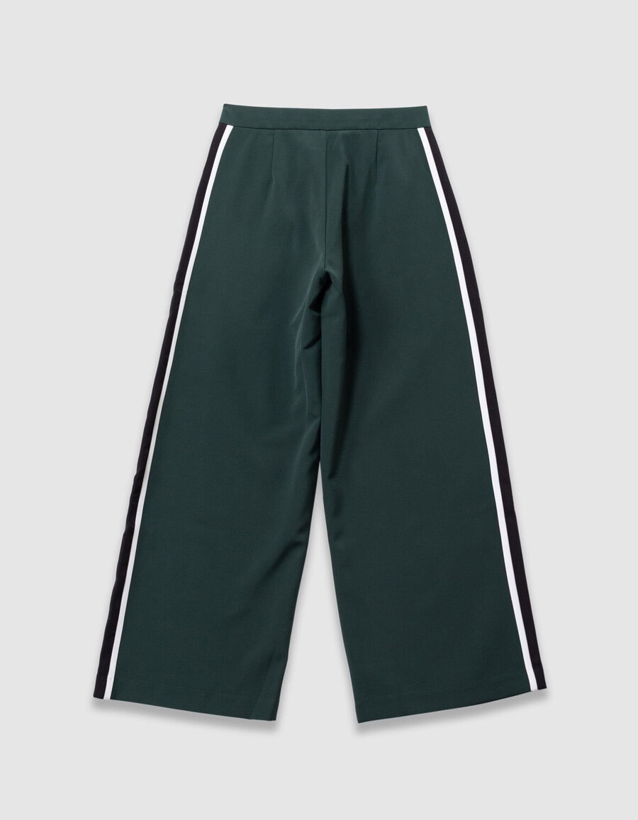 grüne fließende mädchenhose mit gestreiften seitenstreifen