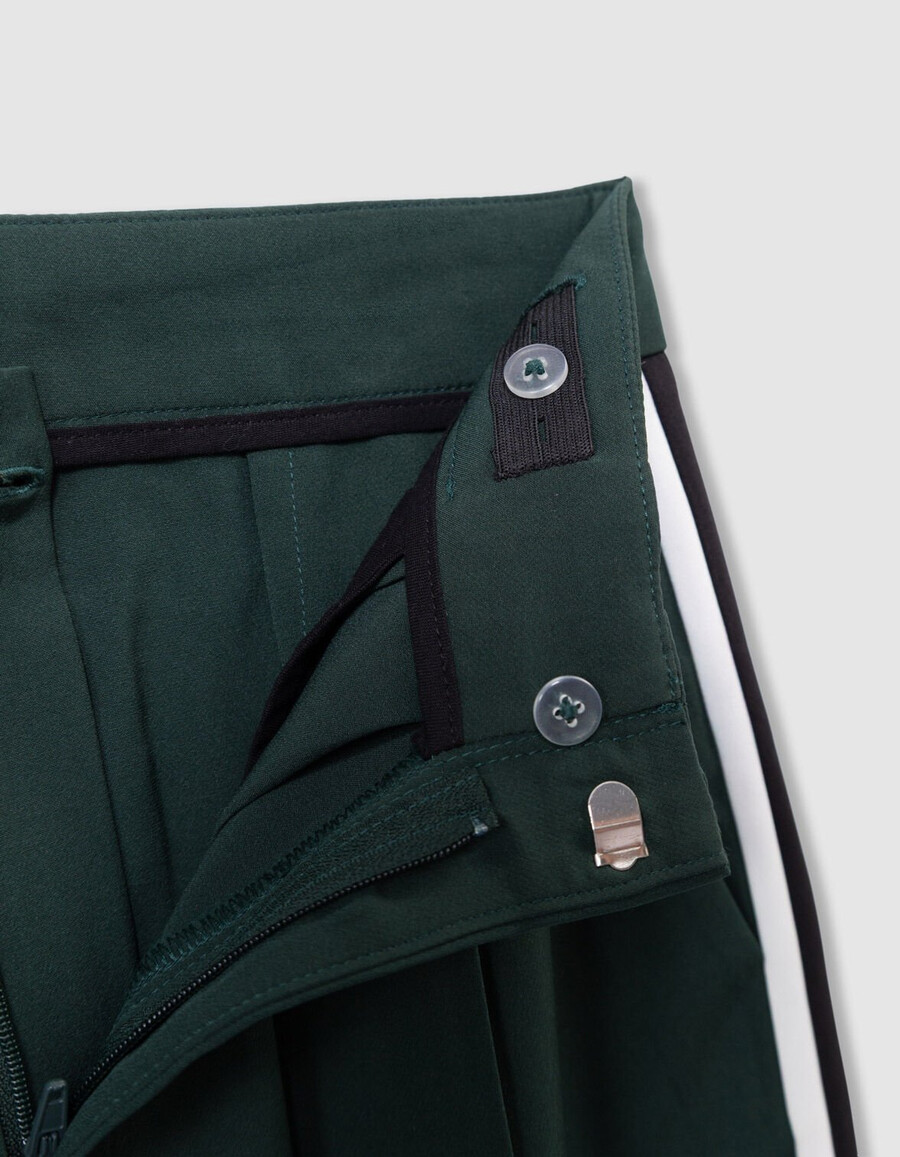 grüne fließende mädchenhose mit gestreiften seitenstreifen