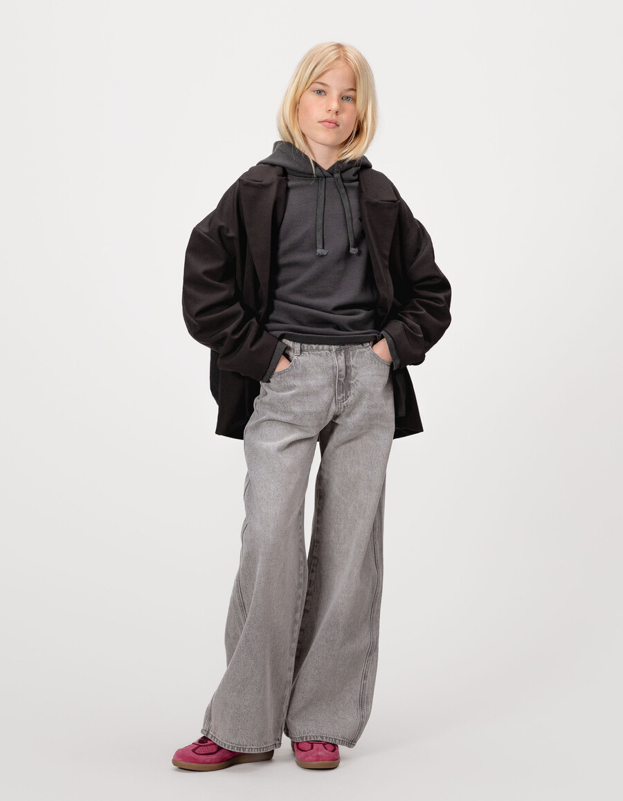 mädchen-jeans in verwaschenem grau mit weitem bein
