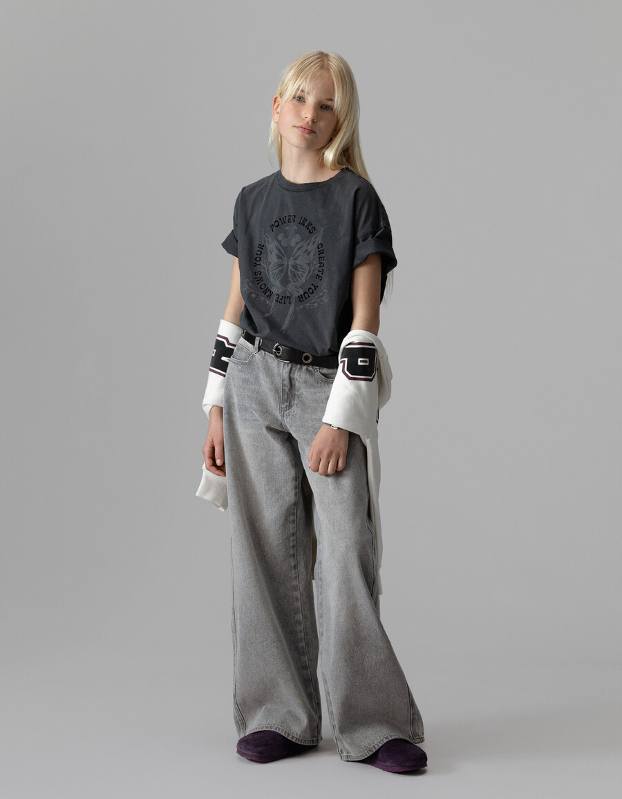 mädchen-jeans in verwaschenem grau mit weitem bein