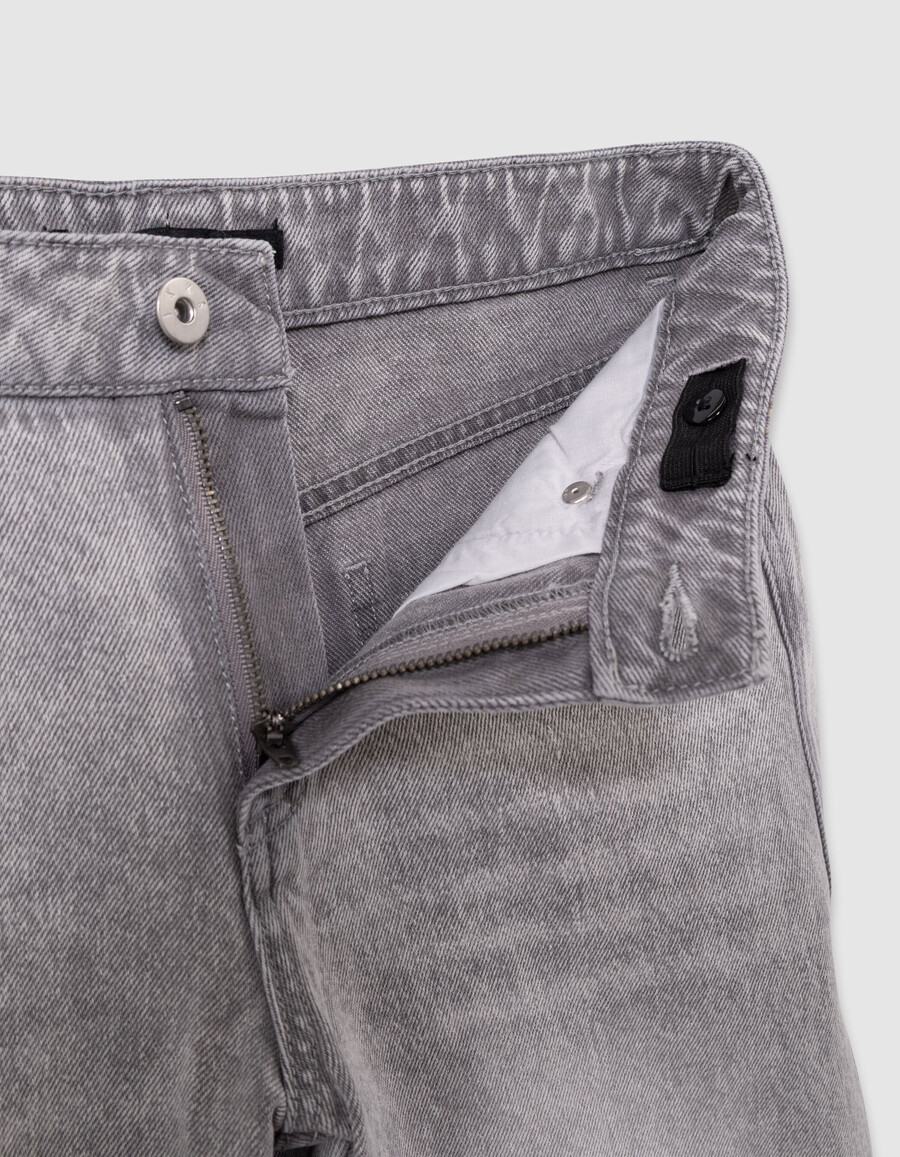 mädchen-jeans in verwaschenem grau mit weitem bein