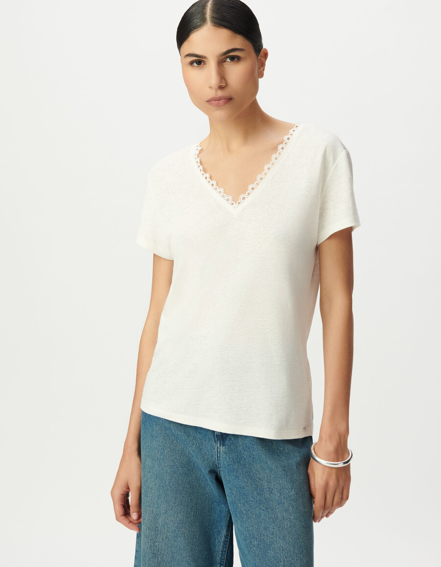 weißes t-shirt mit v-ausschnitt vorne und hinten