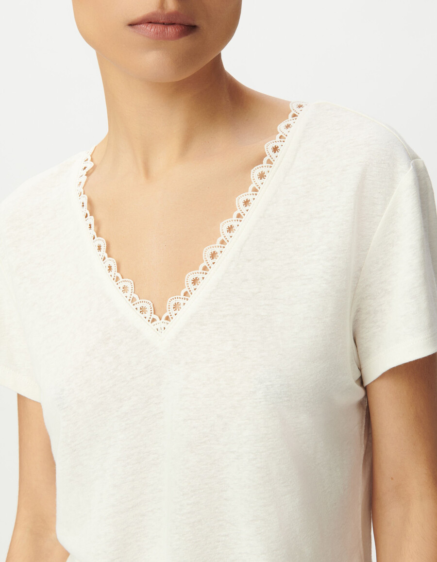 weißes t-shirt mit v-ausschnitt vorne und hinten