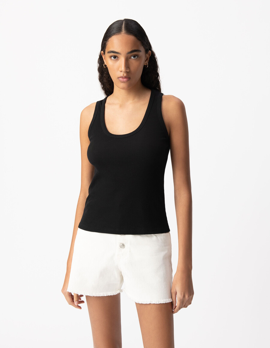 schwarzes damen-tanktop aus rippstrick mit gesticktem fischgrätmuster am rücken