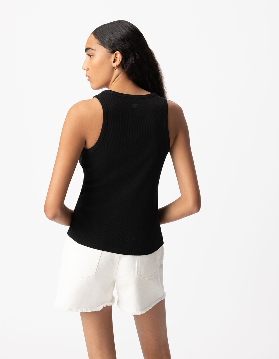 schwarzes damen-tanktop aus rippstrick mit gesticktem fischgrätmuster am rücken