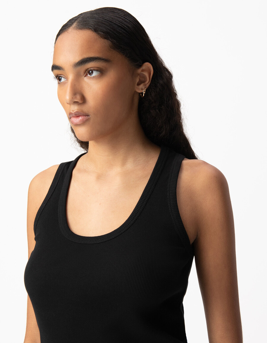 schwarzes damen-tanktop aus rippstrick mit gesticktem fischgrätmuster am rücken