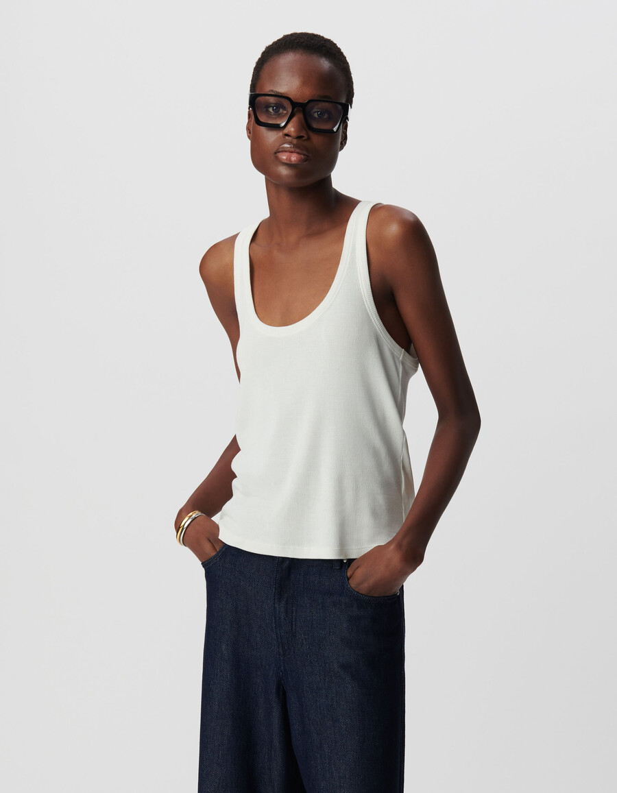 weißes damen-tanktop aus rippstrick mit fischgrätstickerei auf dem rücken