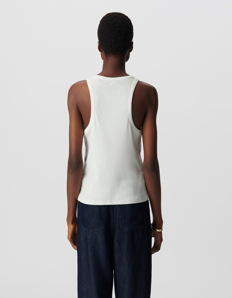 weißes damen-tanktop aus rippstrick mit fischgrätstickerei auf dem rücken