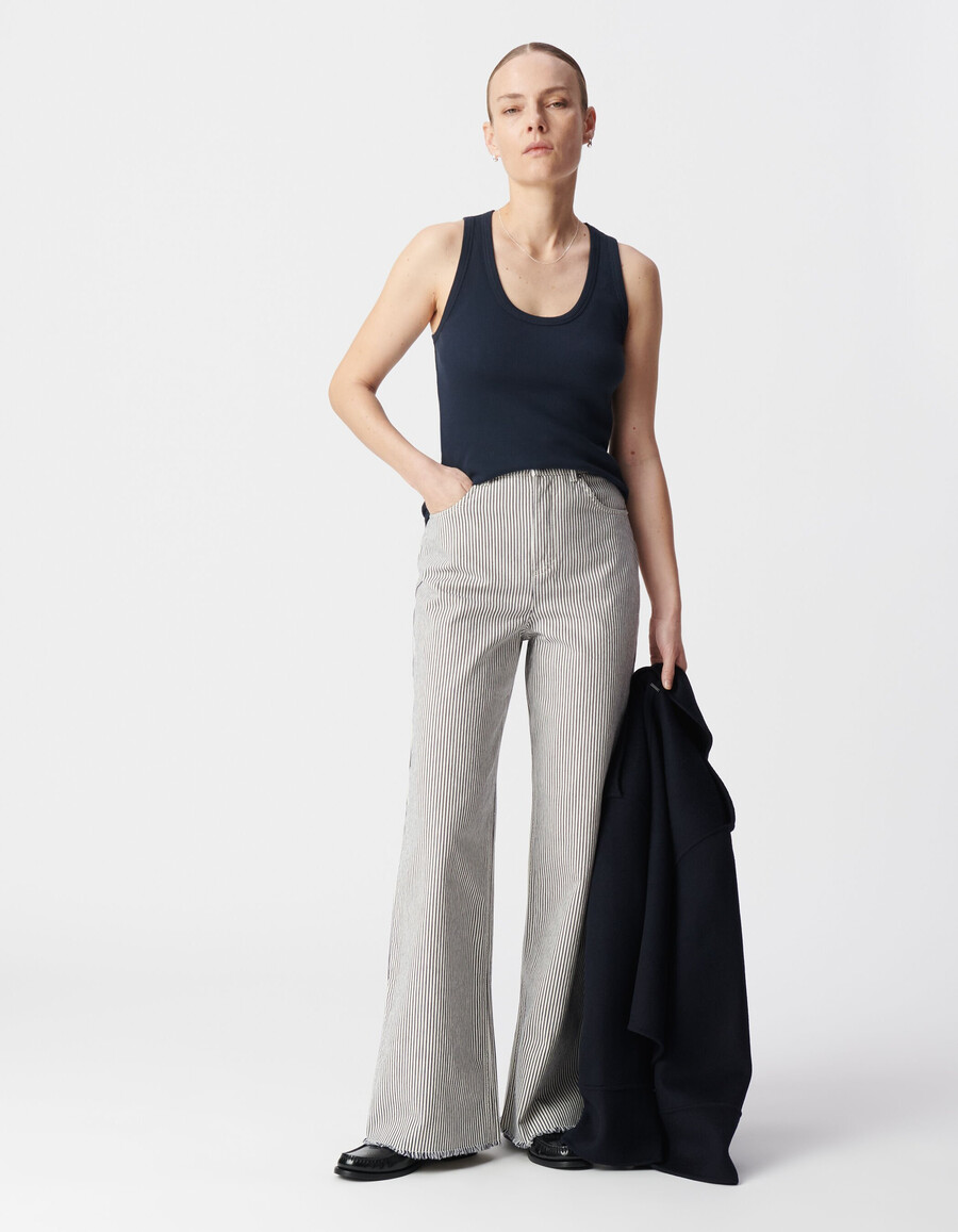 marineblaues damen-tanktop aus rippstrick mit gesticktem fischgrätmuster am rücken