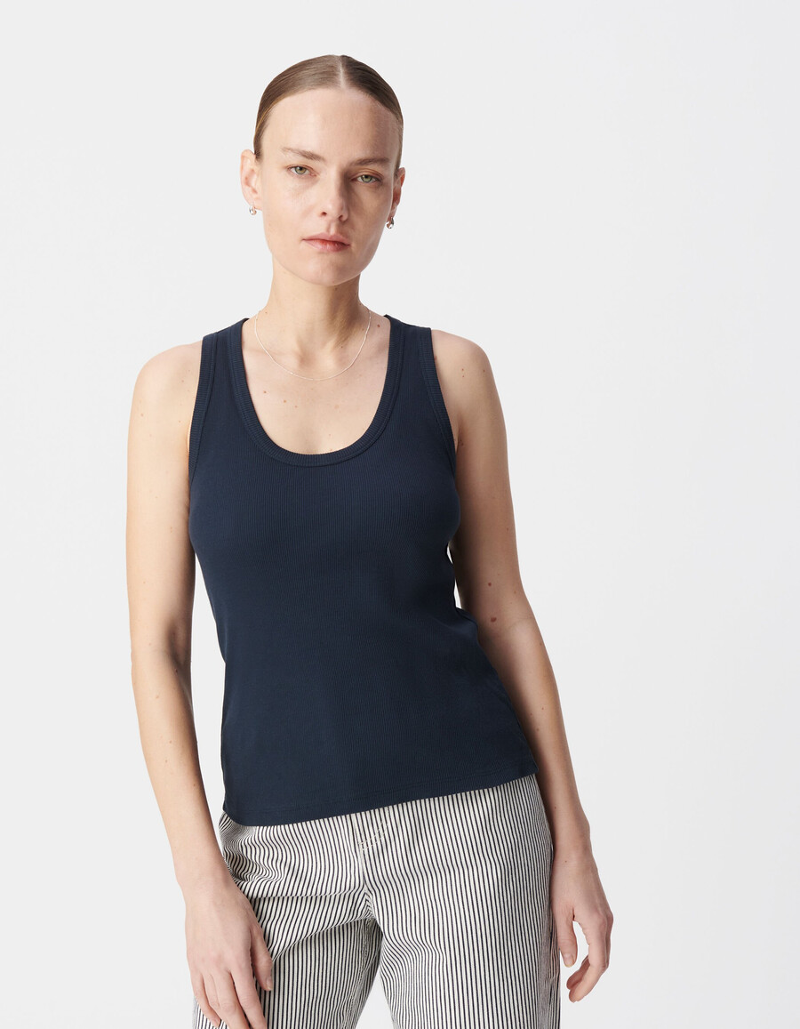 marineblaues damen-tanktop aus rippstrick mit gesticktem fischgrätmuster am rücken