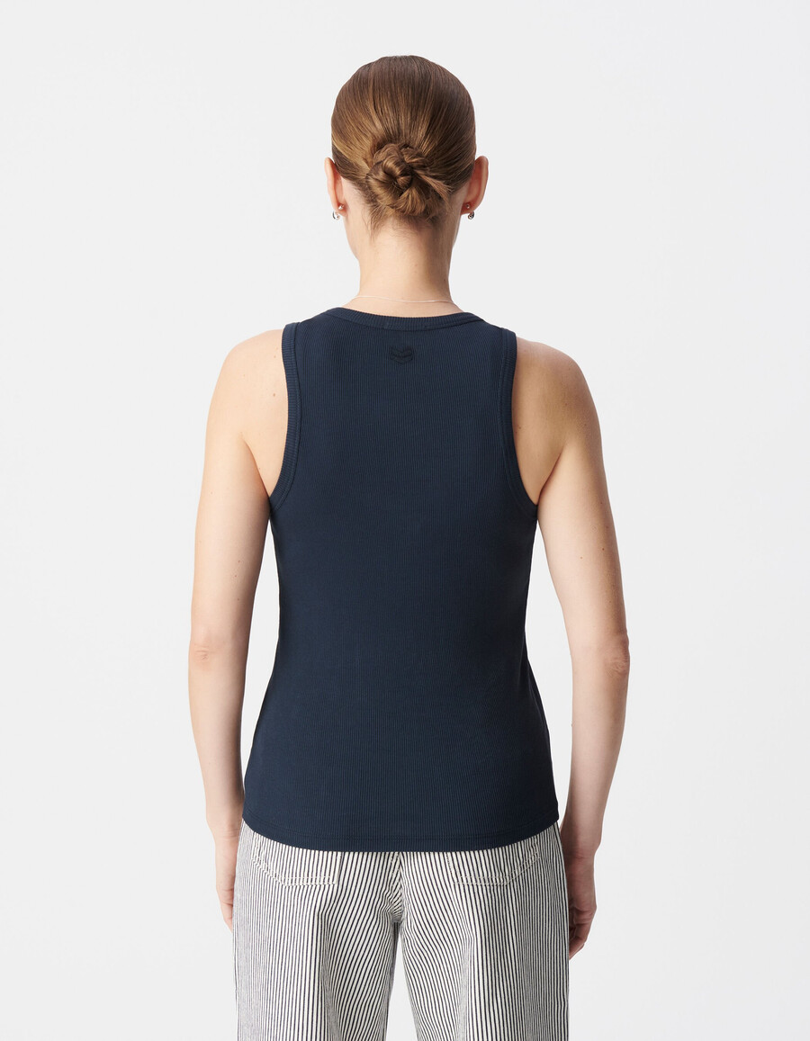 marineblaues damen-tanktop aus rippstrick mit gesticktem fischgrätmuster am rücken