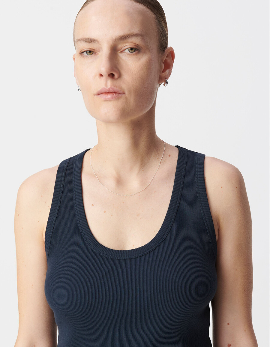 marineblaues damen-tanktop aus rippstrick mit gesticktem fischgrätmuster am rücken