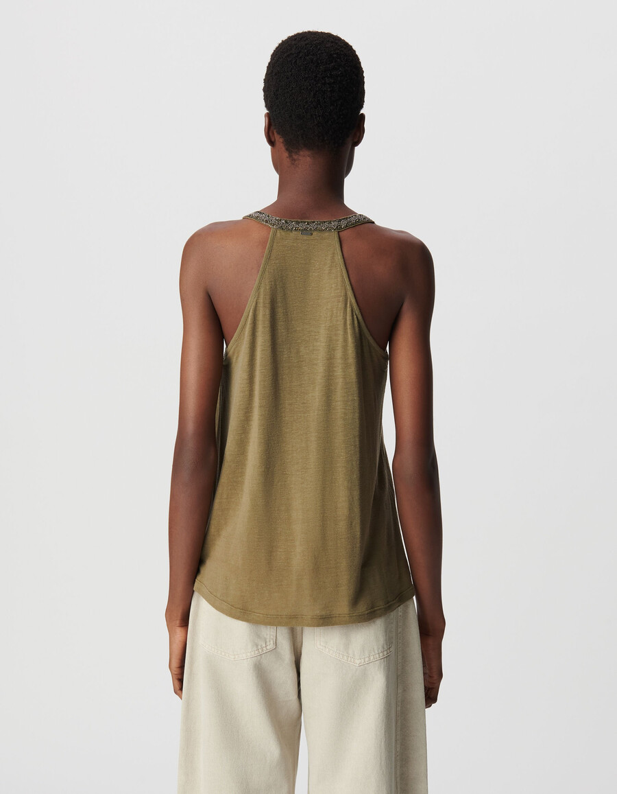 damen-top in khaki mit perlenbestickten armausschnitten