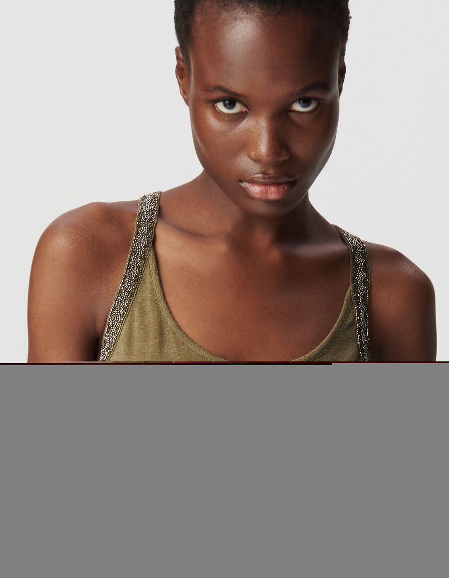damen-top in khaki mit perlenbestickten armausschnitten