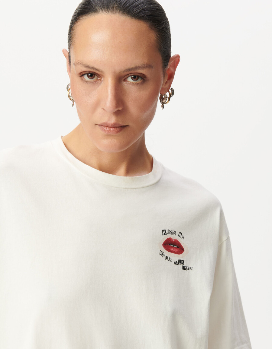 weißes t-shirt mit aufdruck