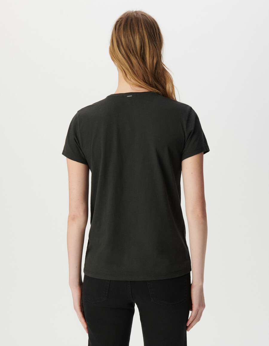 graues damen-t-shirt aus bio-baumwolle mit slogan und herzmotiv